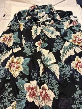 Iolani Made in Hawaii Men's Black Floral Short Sleeve Aloha Hawaiian Shirt